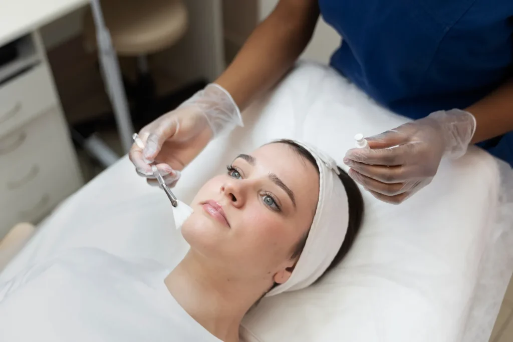 Maestría en Enfermería en Peelings Microneedling y Procedimientos Dermoestéticos 3